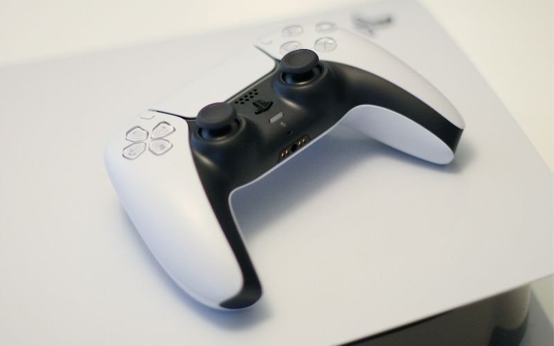 Playstation 5 and controller featured image (Photo by Kerde Severin from Pexels)