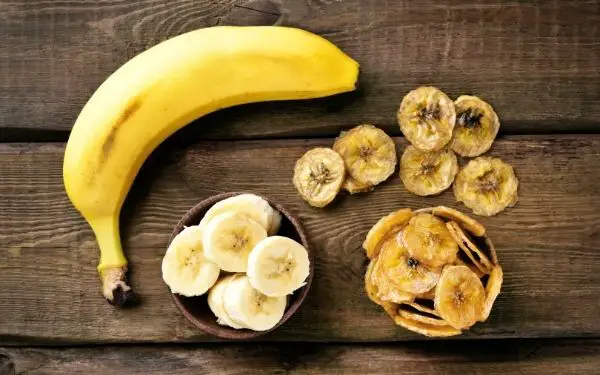 Banana to dehydrated banana chips - FamilyGuideCentral.com
